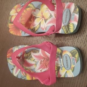 Brand new havaianas sandals in floral print with elastic strap. Size 9 toddler.